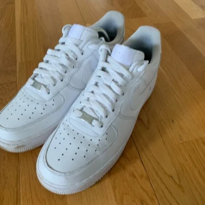 Air force 1  - Skulle inte säga att dem är creasade. Bara smutsiga under. Inga skador. Hör av er vid frågor.
