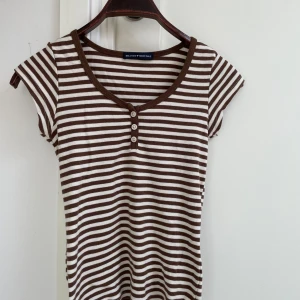 Brandy Melville t-shirt  - Säljer denna super söta brandy Melville t-shirt pågrund av att den inte är min stil längre. Använd fåtal gånger och är i ett bra skick👌Det står storlek 13 på den men skulle nog passa XS/S