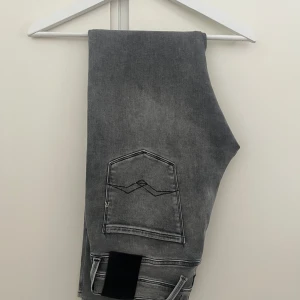 NYA Replay jeans  - Säljer nu dessa as feta replay jeans som endast är använda ett fåtal gånger! Nypris: 1699 och dessa är i top notch skick! 10/10. Vid fler frågor osv skriv gärna Mvh Harry (endast en liten scratch på tungan av jeansen men det är syns ej vid användning