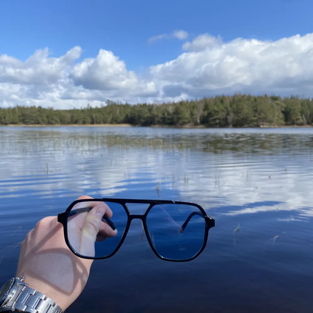 Sommarens grischigaste solglasögon i modellen OCEAN från vår kollektion III🍾. Fås även med ett exklusivt case med putsduk och en skyddspåse så du smidigt kan ha med dig glasögonen i fickan. Glaset är även UV400. Övrigt.