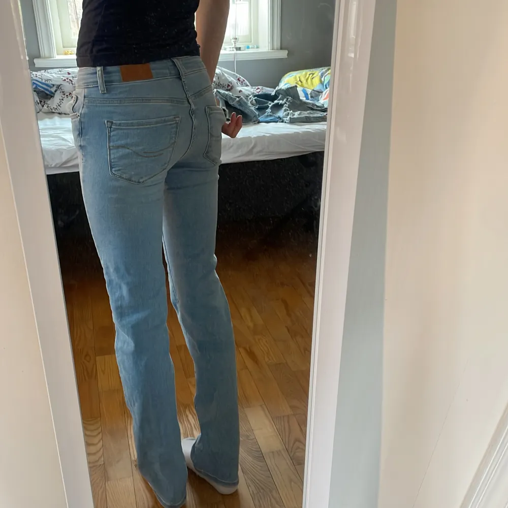 Lowwaist jeans från Vera Moda, superskönt och stretchigt tyg!! Använda fåtal gånger💗. Jeans & Byxor.