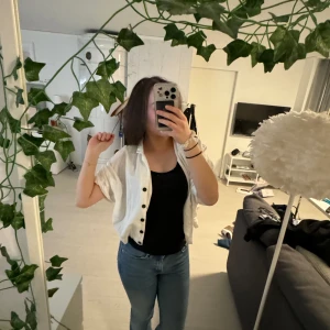 Zara tröja - Säljer denna vita från Zara, vet inte riktigt vad de kallas men snygg iaf. köpt för längesen men ej använd. 💗strl s