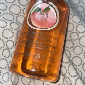 Shower Gel - Stor Shower Gel från the body shop i doften Vineyard Peach. Helt oanvänd och luktar helt otroligt. Finns tyvärr dessutom inte längre kvar att köpa. Säljer den pågrund av att jag har för mycket Shower gels