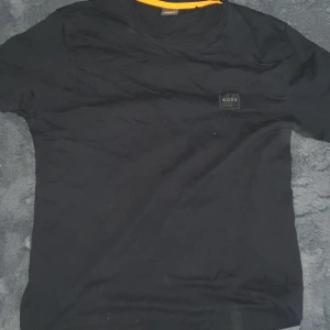 Boss tshirt (M) - Tshirten är knappt använd, inte något trasigt och ser helt ny ut Svart 