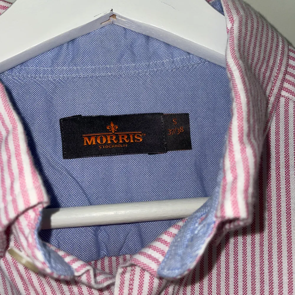 Säljer denna Morris skjortan som är i storlek S. Den är perfekt för sommaren och är i väldigt bra skick. Det är inga defekter på den. . Skjortor.