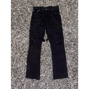 Vuja Dé - Cargobyxor - Vuja De cargobyxor i storlek S/(30/31) typ. Extremt bra passform, de lägger sig över skorna men ser inte ut att vara för stora.