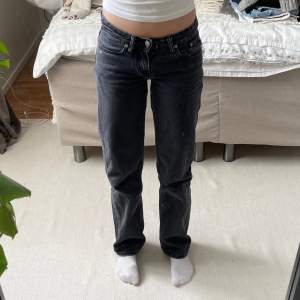 Säljer dessa lågmidjade jeans från lager 157 i modellen ”low rider” då jag har flera liknande jeans🥰 inga defekter, storlek XXS men passar även XS och liten S beroende på hur man vill att de sitter