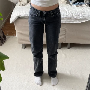 Lågmidjade jeans - Säljer dessa lågmidjade jeans från lager 157 i modellen ”low rider” då jag har flera liknande jeans🥰 inga defekter, storlek XXS men passar även XS och liten S beroende på hur man vill att de sitter