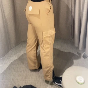 Cargo byxor  - Säljer mina Carro byxor då dom inte passar längre tyvärr. Använd 1 gång. Helt i nyskick. Nypris 700. Storlek 42 men sitter som en 40