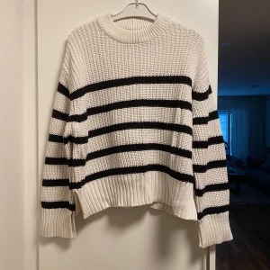 Stickad tröja - Säljer min superfina stickade tröja från Gina tricot🌻  Inköptes för 500-600kr  Säljer för 150kr + frakt 🌻 Storlek s 