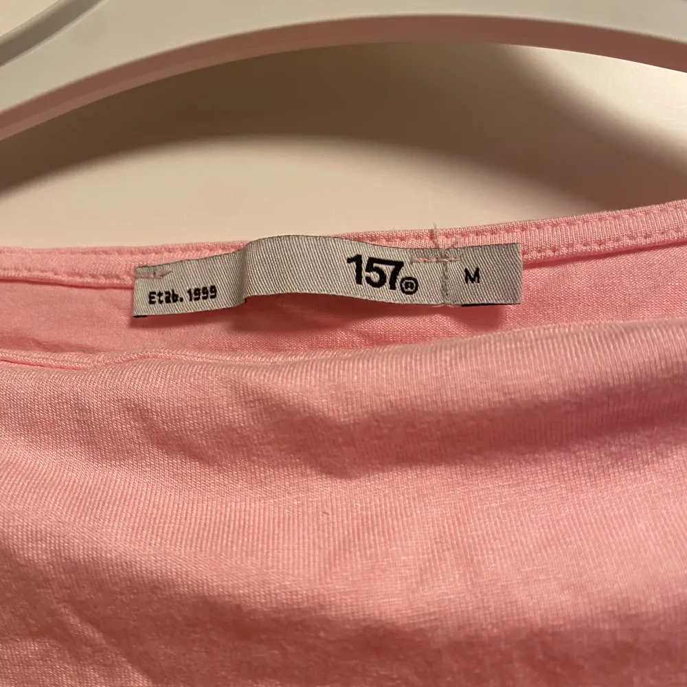 Säljer denna rosa tröja från Lager 157🌸🌸 var för snabb med att ta av lappen så den är fortfarande oanvänd 🌸  Inköptes för 150kr  Säljer för 75kr + frakt . Toppar.