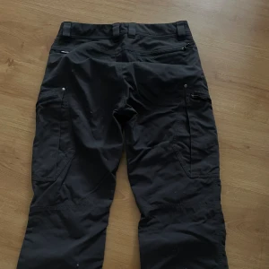Haglöfs byxor - Haglöfs byxor i bra skick storlek 36. Snygga & bekväma byxor. Lite rakare nedtill - går att justera. Fickor på båda benen. Perfekta utebyxan 👍🏼🌲 