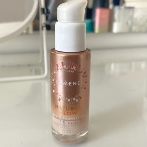 Lumene foundation  - Lumene natural glow foundation i nyansen 1,5 fair. Testad en gång, säljer då den är för mörk för mig💕 köpt för ca 300kr