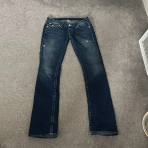 True religon jeans 💋 - Säljer dessa jeansen som jag köpte här på Plick som va för stora för mig tyvärr, jag är 165 typ och dom är liiite långa❤️ kontakta mig för mer bilder/mått swisha helst!! 