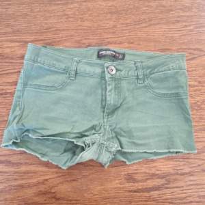 Snygga lågmidjade gröna jeansshorts. Bra skick och perfekt till sommaren! Säljer då inte passar mig! 38 cm platt mått💕