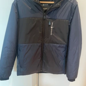 Sail Racing jacka - Storlek : 176  Skick: mycket bra skick  Färg: Marinblå/Svart  Nypris: 1200 kr