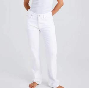 Superfina vita lågmidjade jeans från BikBok. Så fina nu till våren🌷☺️Helt oanvända då de tyvärr inte passar mig. Hör av dig för fler bilder🫶🏼