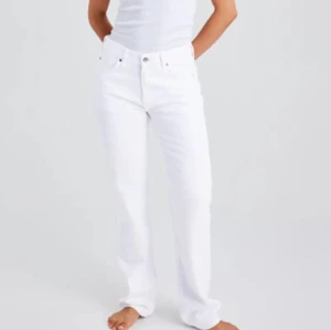 Lågmidjade jeans - Superfina vita lågmidjade jeans från BikBok. Så fina nu till våren🌷☺️Helt oanvända då de tyvärr inte passar mig. Hör av dig för fler bilder🫶🏼