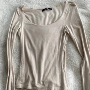 Långärmad från Gina  - Knappt använd, bra skick, tröttnade på färgen snabbt 