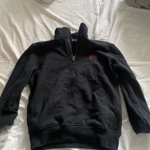 Polo Ralph Lauren Zip  - Jätte bra skick  Inga skador  kan gå ner i pris vill ha en snabb affär  storlek xs  köpt från ralphlauren.eu perfekt till vår och sommarkvällar 