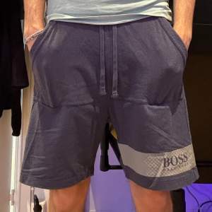 Hugo boss shorts i extremt bra skick!  Modellen är 183cm och väger 72kg!