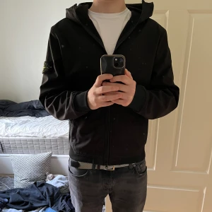 Stone island vårjacka - Säljer nu min Stone island jacka då jag har växt ur den! Jackan är i toppskick, sparsamt använd. Kom gärna dm om du har fler frågor! Kan skickas alternativt mötas upp i Kalmar.