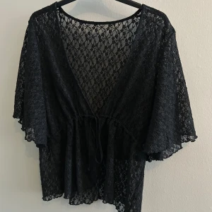 Spetstopp - Svart spetstopp med knytning🤩 så snygg som bara ”kofta” eller som coverup till bikinin💕 Står ingen storlek men jag skulle säga att den passar till någon som är en M/L