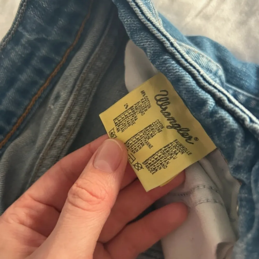 Jeans från wrangler! Lånade bilder . Farkut & Housut.