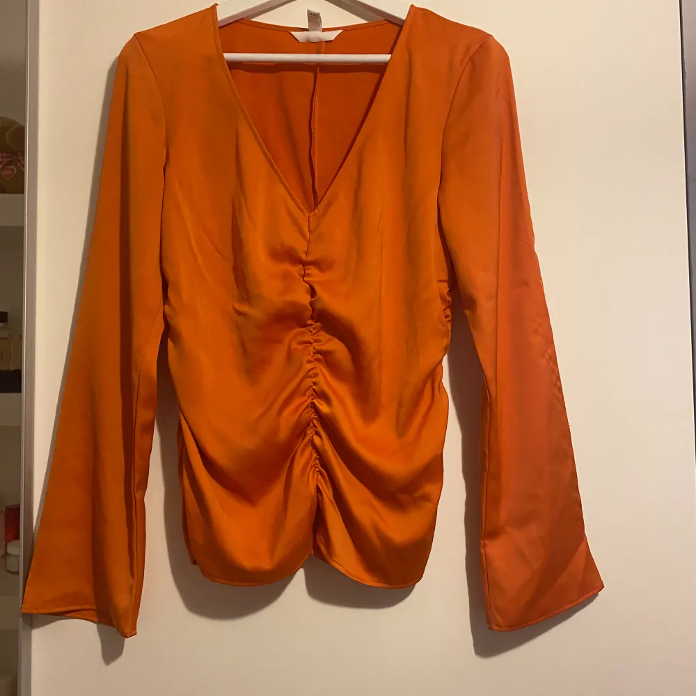 Orange satan tröja från H&M . Blusar.