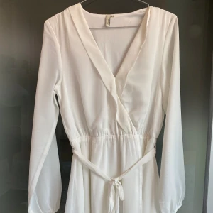 Klänning - Vit klänning som är använd endast en gång pga jag inte trivs i klänningar. Pris går att diskutera. 