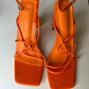Klackskor  - Ett par orangea klackskor i mycket bra skick!