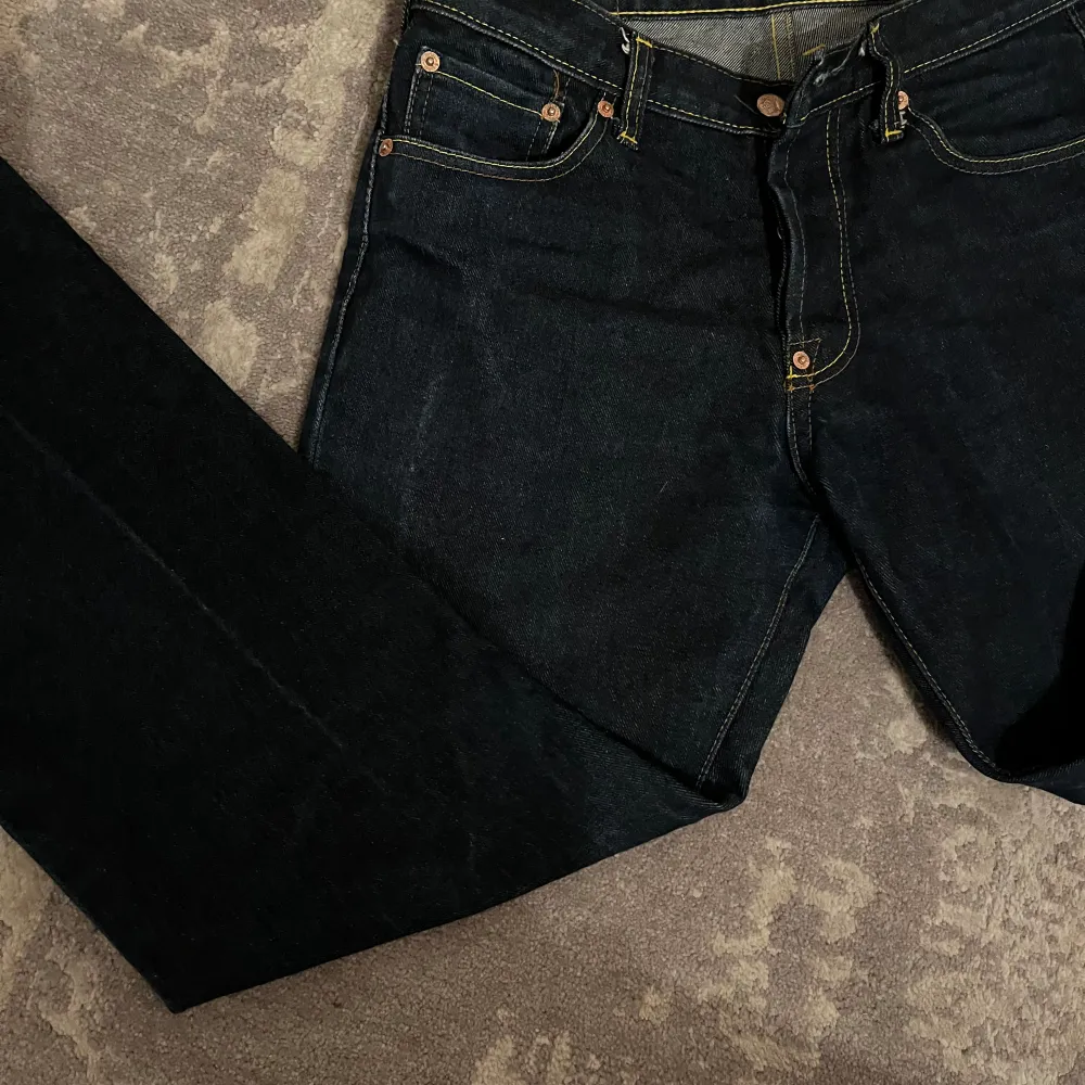 Säljer dessa ascoola Evisu jeans då dom inte kommer till användning längre  Storlek 30 x 34 och passar mig perfekt lågmidjat som bär storlek S i damjeans . Jeans & Byxor.