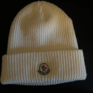 Moncler mössa - 10/10 Bra skick, använd en gång Säljs för den inte passar  