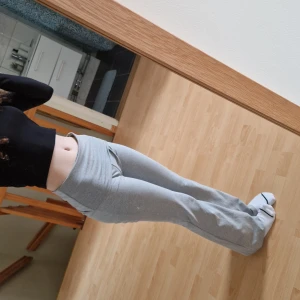 Grå snygga byxor - Jag bor i Södertälje och jag tar bara emot kontant för att min Swish och BankID funkar inte🤍