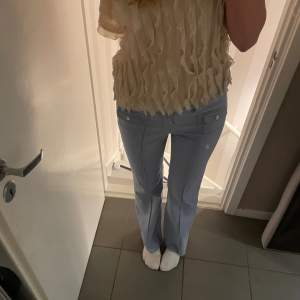 Jättesnygga jeans från h&m som inte finns att köpa längre i affär. Säljer då det tyvärr är för korta på mig, jag är 175💕 (Har klippt av sömmen på byxorna så att de ska bli längre)