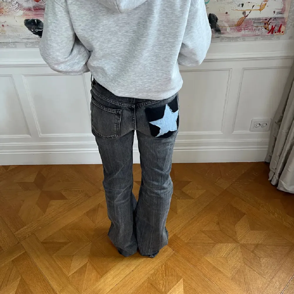 Bootcut jeans med baggy fit  från zara med tillsydd stjärna på rumpan. Innerbenslängd 84 cm Midjemått 70 cm. Jeans & Byxor.