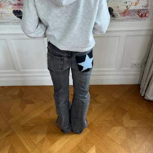 Bootcut jeans med baggy fit  från zara med tillsydd stjärna på rumpan. Innerbenslängd 84 cm Midjemått 70 cm