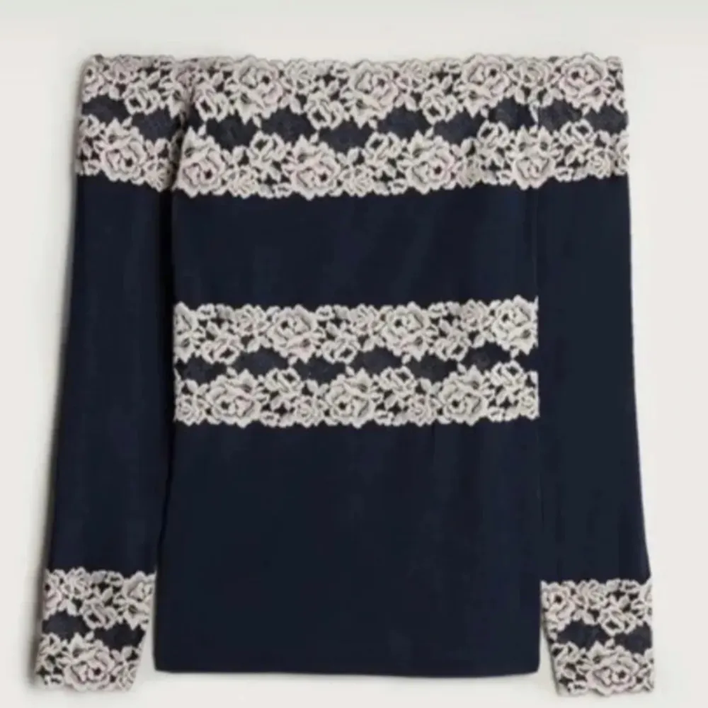 Säljer den här jätte populära intimissmi tröjan. Den är helt slutsåld. Köp direkt för 500 kr!❤️❤️. Tröjor & Koftor.