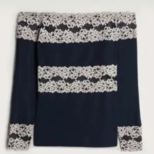 Säljer den här jätte populära intimissmi tröjan. Den är helt slutsåld. Köp direkt för 500 kr!❤️❤️