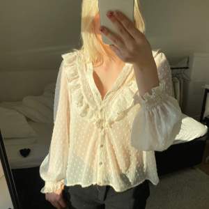 Säljer denna populära blusen från Zara i storlek S💞