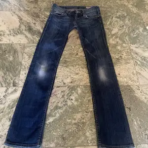 Supersnygga lågmidjade jeans från herrlicher! Riktigt lågmidjade och på mig sitter de ganska straight/skinny. Alltså inte bootcut. Skulle inte säga skinny heller utan snarare straight. Storlek 24/32 och jättebra skick🥰pris kan diskuteras 