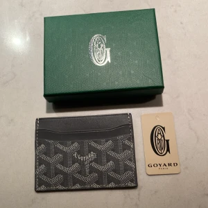 Goyard plånbok  - Tja, säljer min goyard plånbok, köpte den av en kille på plick så vet inte var han köpte den. Går ner i pris vid snabb affär! 