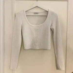 Fin vit långärmad croppad tröja. Ribbad. 🤍