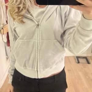 Ljusgrå juicy couture zip hoodie! Köpt på raglady så äkta! Passar storlek xs-m 