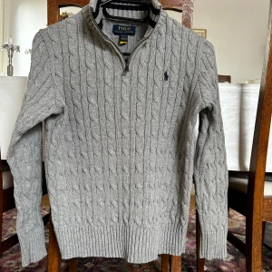 Jättefin tröja! - 10-12 år. Nypris 1400kr, säljes för 500 kr. Väldigt bra skick 💞