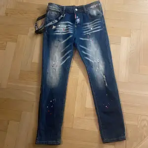 Ett par riktigt fina dsquared2 jeans/byxor som är helt nya och har kvar påsen den kom i. Tagsen slängde min mamma men ska hitta de i sopporna haha. Säljes då jag köpte för stor storlek. Pris kan diskuteras