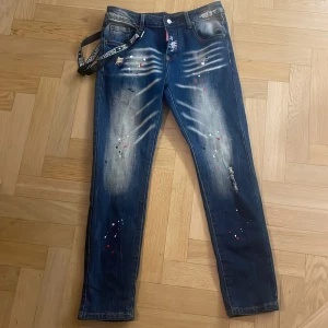 Dsquared jeans - Ett par riktigt fina dsquared2 jeans/byxor som är helt nya och har kvar påsen den kom i. Tagsen slängde min mamma men ska hitta de i sopporna haha. Säljes då jag köpte för stor storlek. Pris kan diskuteras