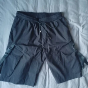 Cargo shorts - Tunna cargo shorts, lite kortare än till knäna