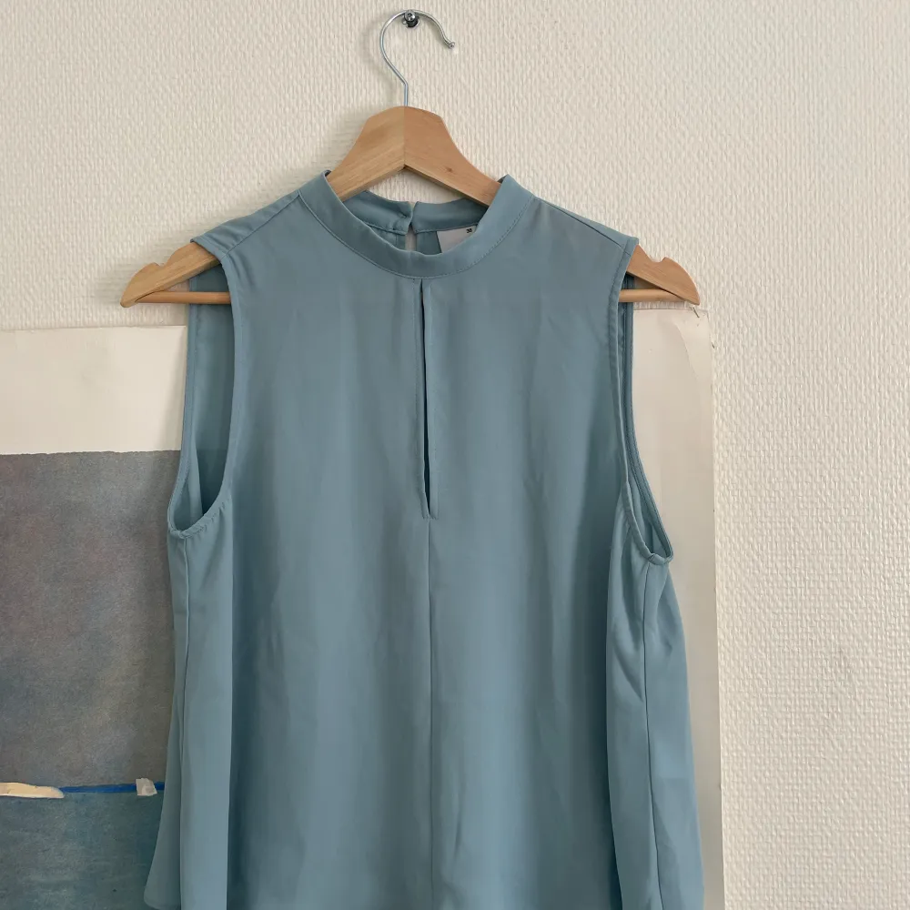 Fin blå linne blus från Gina Tricot storlek 36. I fint nytt skick inte använda alls. Priset kan diskuteras och köparen står för frakten 💗☺️. Blusar.
