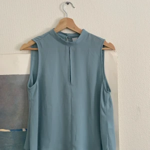 Blå linne blus  - Fin blå linne blus från Gina Tricot storlek 36. I fint nytt skick inte använda alls. Priset kan diskuteras och köparen står för frakten 💗☺️